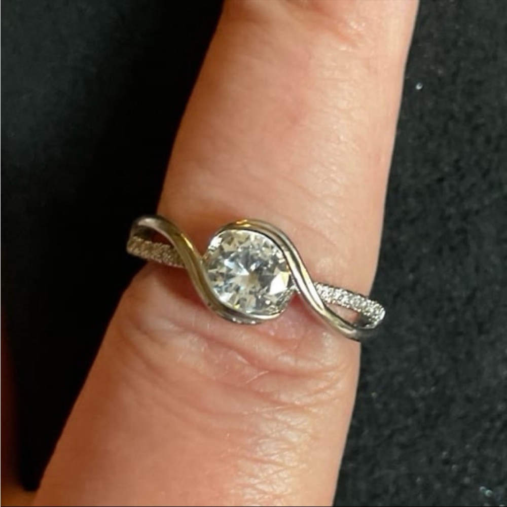 Gorgeous Certified 1.0 Round Brilliant Cut Moissanite Diamond Ring. Size 8 - Picture 9 of 11